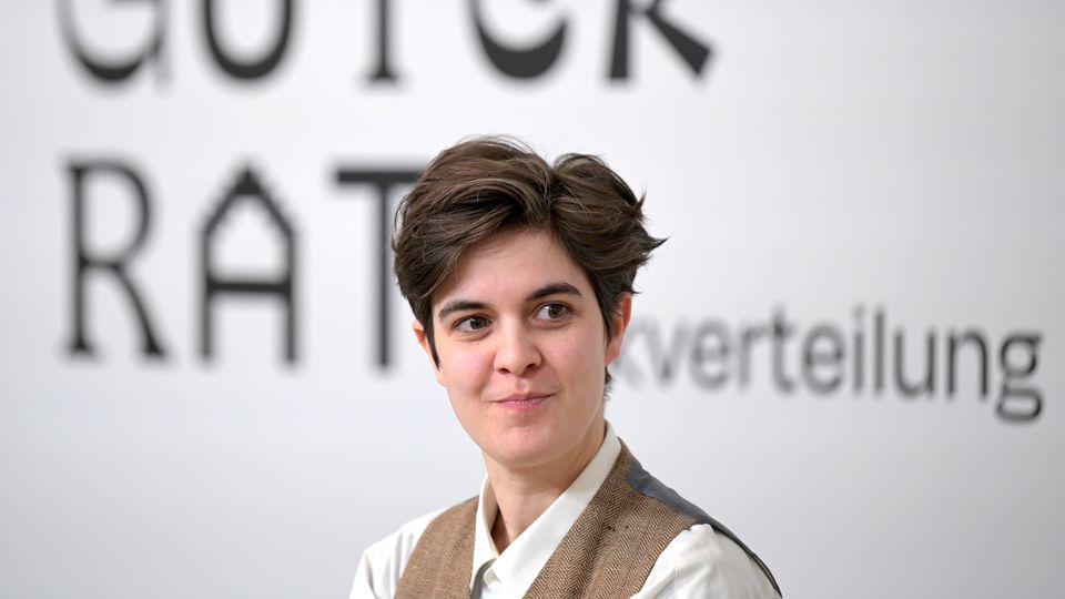 09.01.2024, Österreich, Wien: Marlene Engelhorn, Millionen-Erbin und Aktivistin für soziale Gerechtigkeit, nimmt an einer Pressekonferenz mit dem Titel «Guter Rat für Rückverteilung» teil. Die deutsch-österreichische Millionenerbin und Sozial-Aktivistin Engelhorn gibt nun den größten Teil ihres Vermögens an die Gesellschaft zurück. Foto: Roland Schlager/APA/dpa +++ dpa-Bildfunk +++